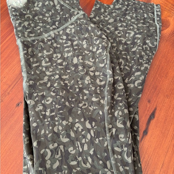 Lululemon Base Pace High-Rise 23"
Intertwined Camo Medium Olive (Size 4) - Picture 4 of 7